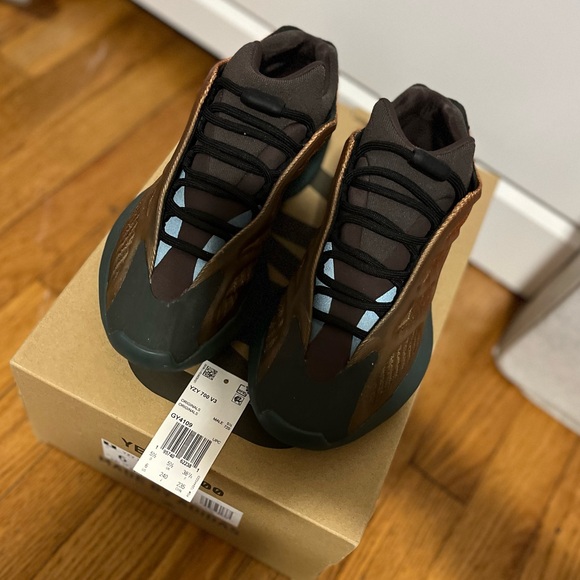 Adidas Yeezy Boost 700 V3 Copper Fade size 6 men’s 7.5 women’s - Picture 3 of 10